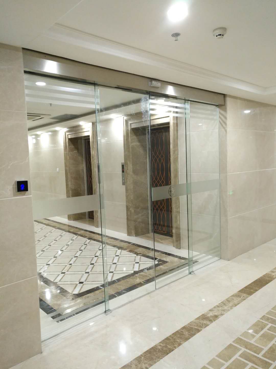 自動感應(yīng)門在下雨天使用時一定要斷電！